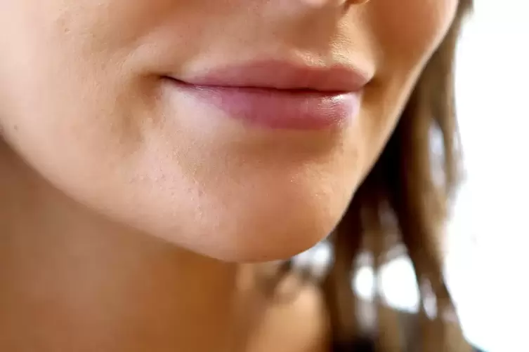 Doyenne Kopecky hat ihre Lippen mit Hyaluron behandelt. 