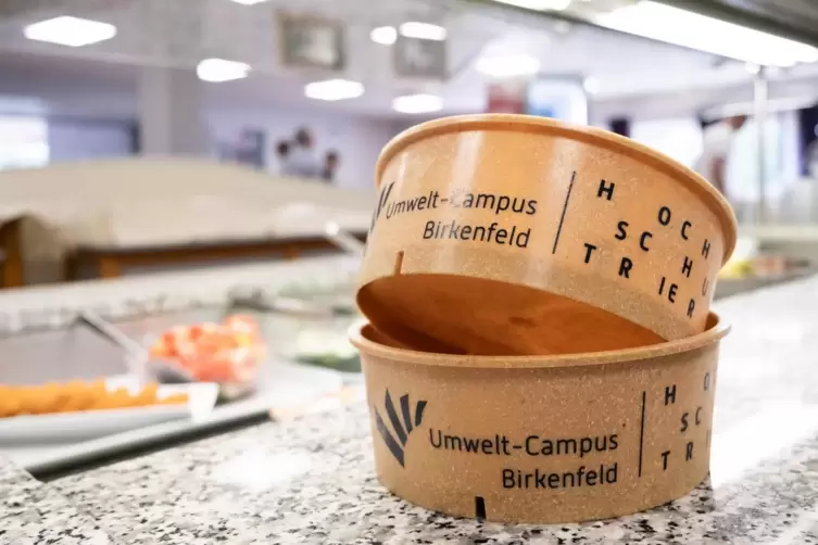 Das neue Mehrwegsystem in der Mensa des Umwelt-Campus Birkenfeld verfügt über Essensbehälter aus recycelten Alt-Speiseölen und F