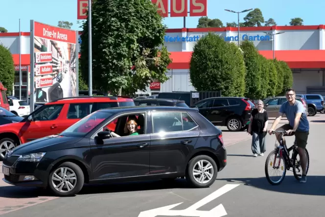 Wettlauf zum Bauhaus-Parkplatz: Anne Lenhardt kommt mit dem Auto an, gefolgt von Stefan Heimerl mit dem Fahrrad und Ellen Korelu