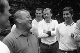 Entspannte Bayern: Trainer Zlatko Cajkovski (links) neben Franz Beckenbauer, Peter Kupferschmidt und Gerd Müller. 