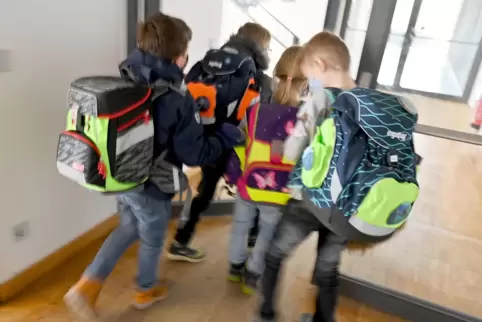Die Verantwortlichen haben am Sonntag entschieden, dass der Unterricht am Montag ausfällt. Die Verantwortlichen haben am Sonntag entschieden, dass der Unterricht am Montag ausfällt.