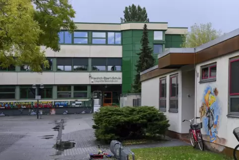 Neben der Friedrich-Ebert-Realschule plus und der Grundschule blieb am Montag auch die benachbarte Kita (rechts) geschlossen. Neben der Friedrich-Ebert-Realschule plus und der Grundschule blieb am Montag auch die benachbarte Kita (rechts) geschlossen.