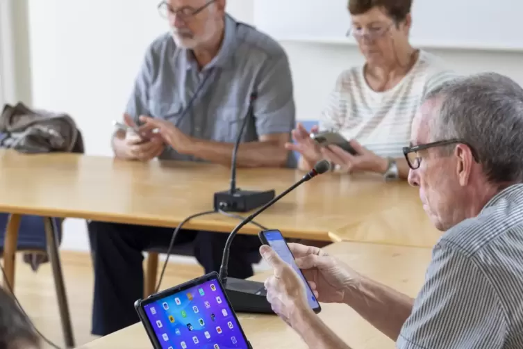Die Senioren lassen sich im Lambsheimer Bürgersaal zeigen, was Smartphones oder Tablets alles können.