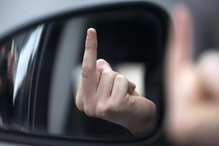 Autofahrer und Radler haben oft eine schwierige Beziehung. Da geht schon mal eine Scheibe runter – und ein Finger hoch.