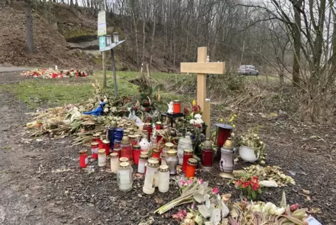 Ein Kreuz steht dort am Straßenrand, wo zwei Polizeibeamte bei Ulmet erschossen wurden. 
