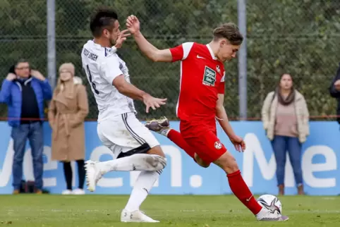 In der ersten Hälfte erzielte er gegen Koblenz zwei Treffer für die U17 des 1. FCK: Neal Gibs (im roten Trikot).