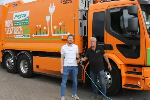 Getestet: Michael (links) und Roland Preis mit einem Elektro-Laster, wie er künftig eingesetzt werden soll.
