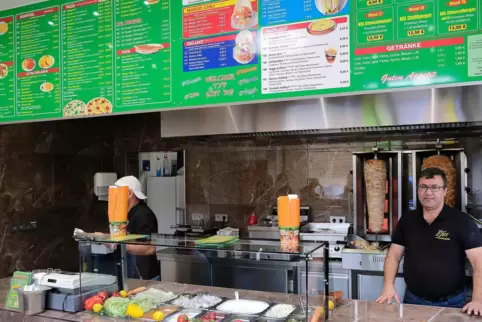 Inhaber Mehmet Acar hat am 15. September 2022 in der Homburger Straße 59 in Ernstweiler das Pizza- und Dönerhaus Vitaminküche ne