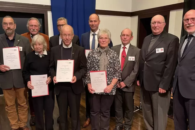 Die Goldene Ehrennadel für die Partnerschaftsarbeit erhielten (v.l.): Ralf Kammann, Clemens Nagel, Inge Vollrath, Jean- François