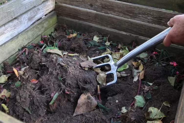 Von geschlossenen Fertigkompostern h&auml;lt der Schweigener nichts, eine einfache Holzkonstruktion gen&uuml;gt. 