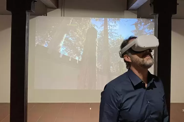 Er glaubt, er steht im Wald: Professor Matthias Pfaff von der Hochschule zu Beginn der virtuellen Zeitreise im Wadgasser Hof.