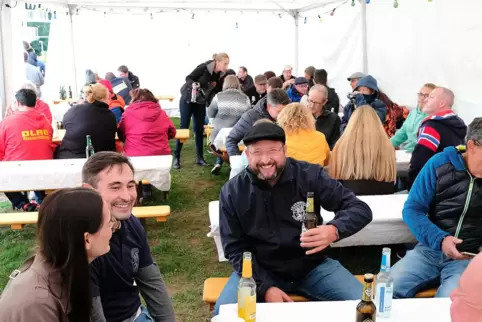 Rund 100 von 340 Ehrenamtlichen waren zum Fest auf dem Freibadgelände gekommen. 