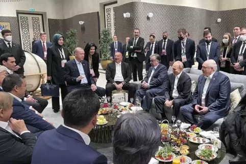 Männerrunde beim Gipfel der Shanghai-Organisation für Zusammenarbeit in Samarkand – dabei Recep Tayyip Erdogan. 