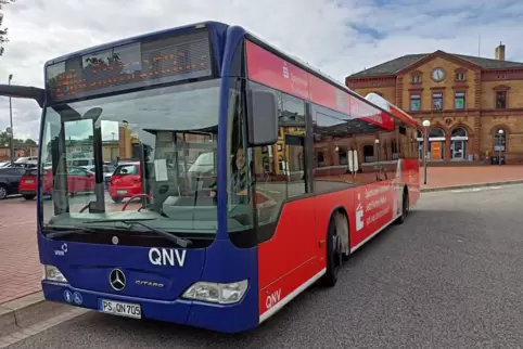 Bus mit Lackierung der Queichtal Nahverkehrsgesellschaft QNV vor dem Zweibrücker Bahnhof. Er bedient zurzeit für die RBZ die Lin
