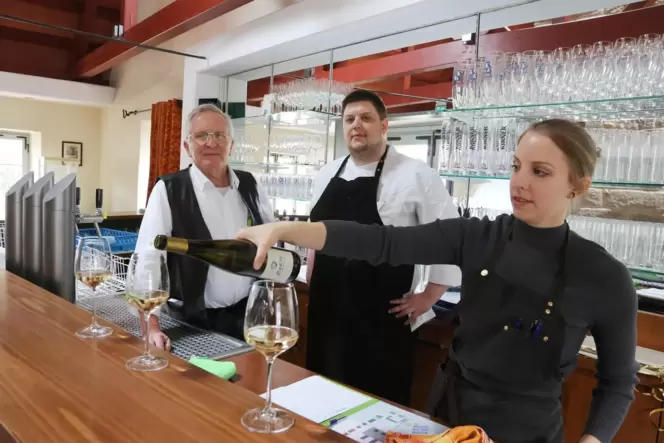 Mit Vater und Geschäftsführer Roland Kaiser: Restaurantchefin Ruth Kaiser. In der Mitte: Küchenchef Nico Kirchner.