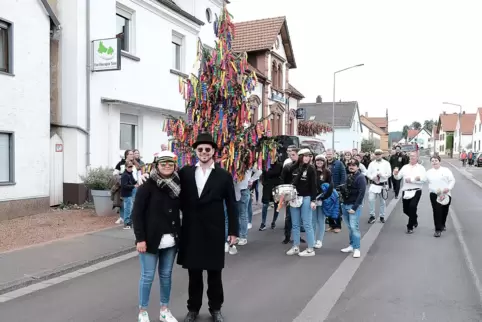 Die Straußjugend trug die Kerwesträuße durchs Dorf. Vorne: Straußvater Gregor Wolf. 