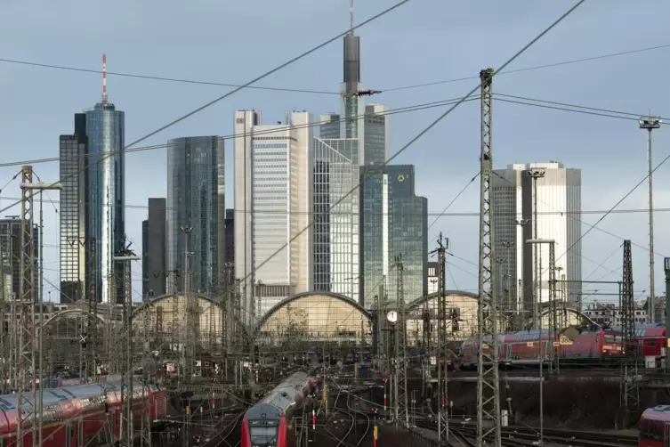 Der 1888 eröffnete Frankfurter Hauptbahnhof ist als Nadelöhr und Verspätungsquelle ein viel größeres Problem als der vergleichsw