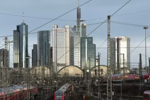 Der 1888 eröffnete Frankfurter Hauptbahnhof ist als Nadelöhr und Verspätungsquelle ein viel größeres Problem als der vergleichsw