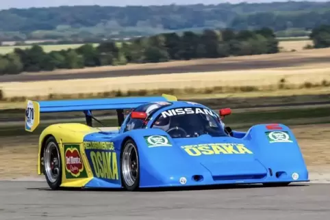 Auch dieser Nissan Thame von 1994 wird beim Flugplatzrennen seinen Motor aufheulen lassen.