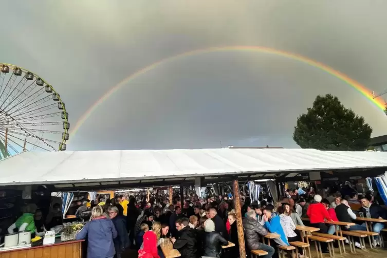 Schubkarchstand unter dem Regenbogen: Das Wetter präsentierte sich während des Wurstmarkts launisch. 