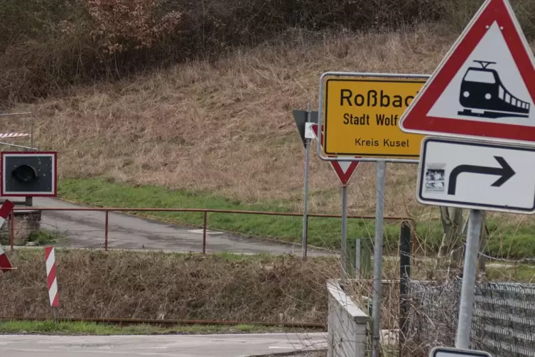 Für wenige Tage gesperrt: die Bahnübergänge im Wolfsteiner Stadtteil Roßbach. 