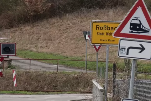Für wenige Tage gesperrt: die Bahnübergänge im Wolfsteiner Stadtteil Roßbach. 