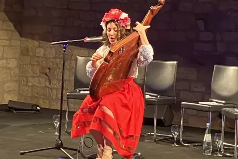 Aus Odessa nach Deutschland geflohen: Naina Doroschenko an der Bandura, einer ukrainischen Lautenzither. 