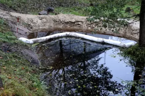 Über ein altes Rohr liefen im Herbst 2021 Tausende Liter Heizöl in einen Bach. Die Feuerwehr errichtete damals mehrere Ölsperren
