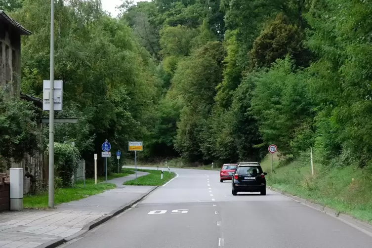Am Ortseingang Rimschweiler soll ein Fahrbahnteiler gebaut werden, um die Geschwindigkeit der Autos zu reduzieren.