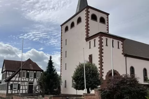 Katholische Kirche mit dem daneben liegenden Pfarrheim. 