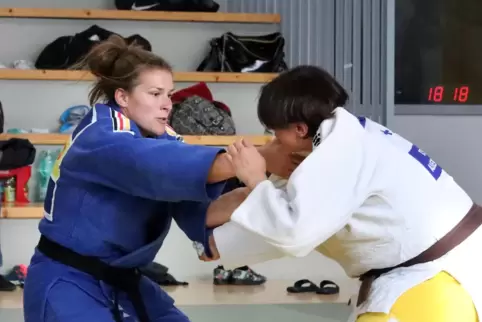 Als Aktive Judoka: Barbara Bandel (links) gegen Carmen Weiß von ihrem Ex-Verein KSV Esslingen.