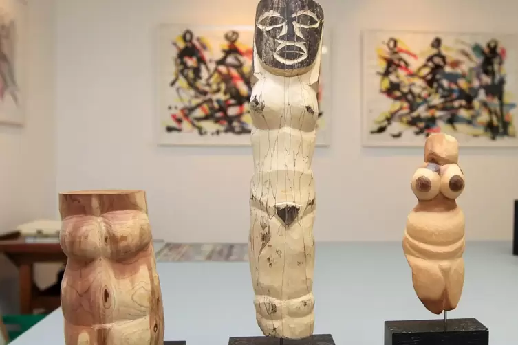 Material vom Wegrand: Holzskulpturen von Klaus Fresenius. .