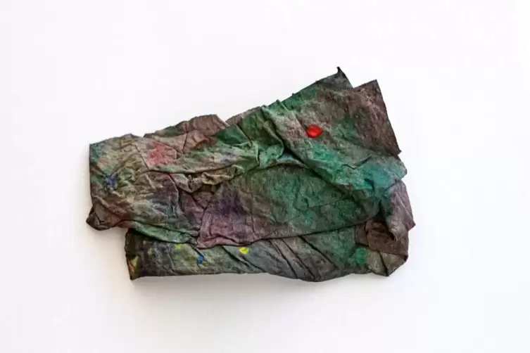 Wischpapier wird Kunst: Papierobjekt &bdquo;Landschaftsfragment&ldquo;.