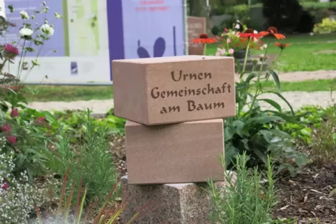 Im parkähnlich angelegten Memoriam-Garten in Altrip gibt es verschiedene Bestattungsarten. 