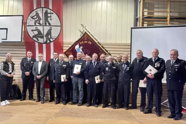  Für 45 Jahre Dienstjahre erhielten diese Feuerwehrleute das Goldene Feuerwehrabzeichen des Landes mit Eichenlaub. Links Landrät