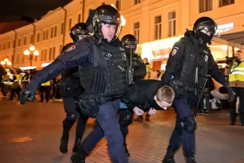 Russische Sicherheitskräfte gehen gegen Teilnehmer an Anti-Kriegsdemonstrationen vor. 