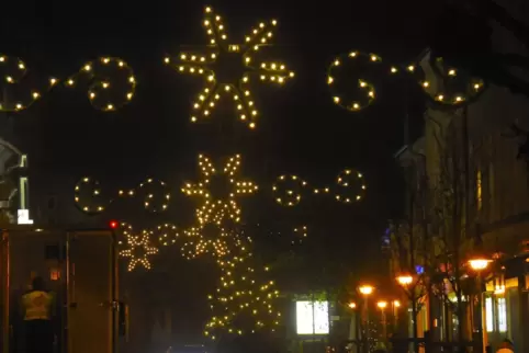 Immerhin ein bisschen Lichterglanz: die Bahnhofstraße in Kusel zur Weihnachtszeit. Ganz so üppig wird die Beleuchtung im Dezembe