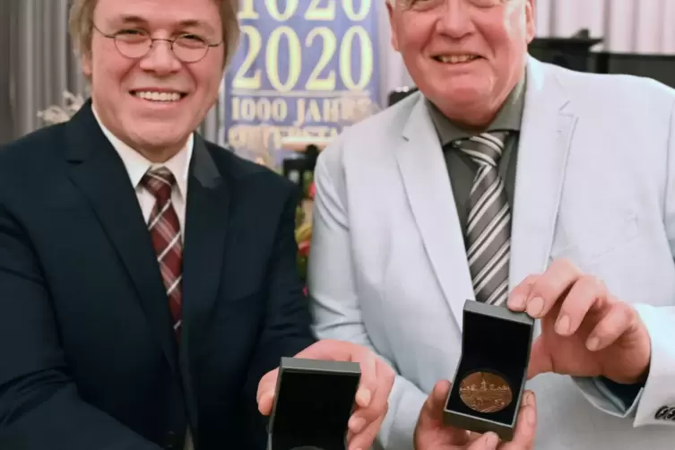 Präsentieren die Jubiläumsmedaille in Silber und Kupfer: Ortsbürgermeister Bernd Zimmermann (links) und Thomas Horn. 