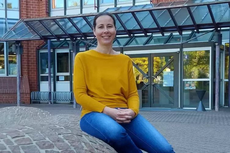 Carolin Straub vor dem Kreishaus.