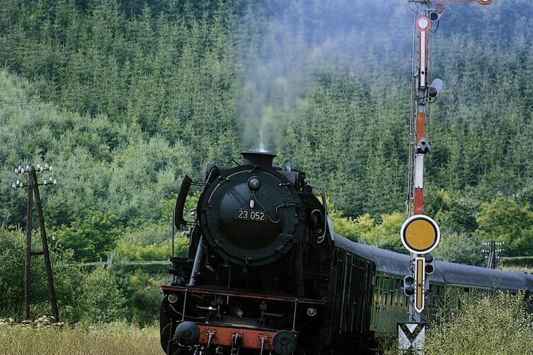 23er-Loks wurden lange in der Pfalz eingesetzt. Das Foto zeigt die 23 052 bei Pirmasens Nord. Ihre Schwesterlok 23 058, die auch