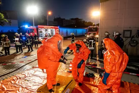 Dekontamination-Station: Hier auf der orangenen Plane werden Opfer und Helfer gereinigt. 