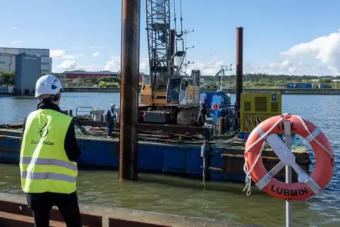 Schweres Gerät ist auf der Baustelle des LNG-Terminal im Industriehafen Lubmin im Einsatz. Wenn die Liefermengen deutlich ausgew