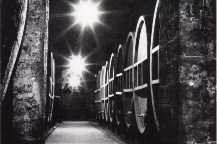  Blick in den historischen Weinkeller des Klosters Heilsbruck. Aufnahme der 1960er Jahre.