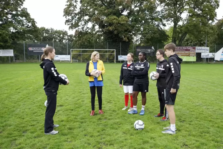 Bereit zum Training: die Fußballmädchen mit Handicap. Links Stefanie Thomann, die Abteilungsleiterin Jugend beim 1. FFC Kaisersl