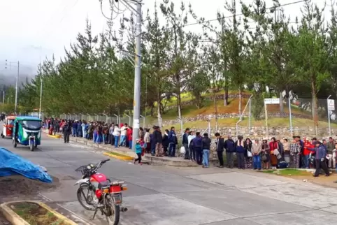 Patientenschlange vor dem Spital. Diospi Suyana ist das größte private deutsche Projekt in Peru: Die Helfer haben bislang etwa 4 Patientenschlange vor dem Spital. Diospi Suyana ist das größte private deutsche Projekt in Peru: Die Helfer haben bislang etwa 4