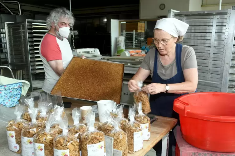 Christine Fleck nutzt f&uuml;r die Produktion ihres &bdquo;Diospi Granola&ldquo; die Backstube von Donnersb&auml;cker Klaus Brand (links im Bild). Meh