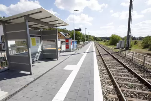 Es kommen keine Züge, stattdessen fahren Busse.