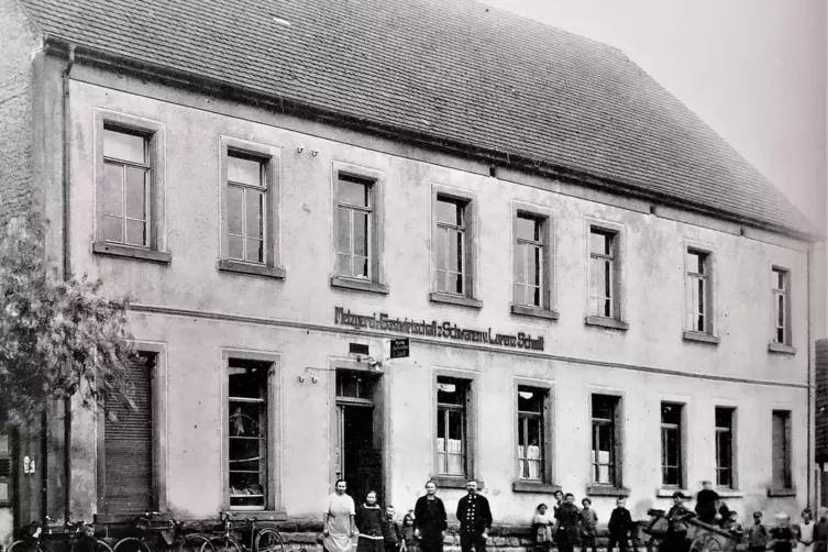 Metzgerei und Gastwirtschaft zum Schwanen um 1920: Hier wurde oft zum Kerwetanz aufgespielt. Das Geb&auml;ude wurde 2013 abgerissen.