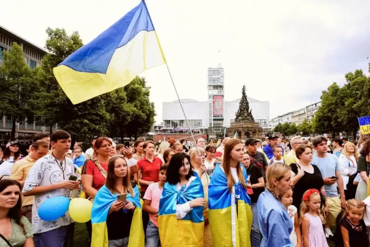 In ukrainische Fahnen gehüllt: Teilnehmer der Demonstration.