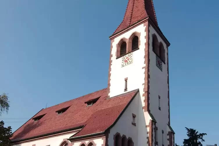  In der Christuskirche in Eppstein werden unter anderem Dachstuhl, Fenster, Kirchenbänke und Holzpodeste saniert. 